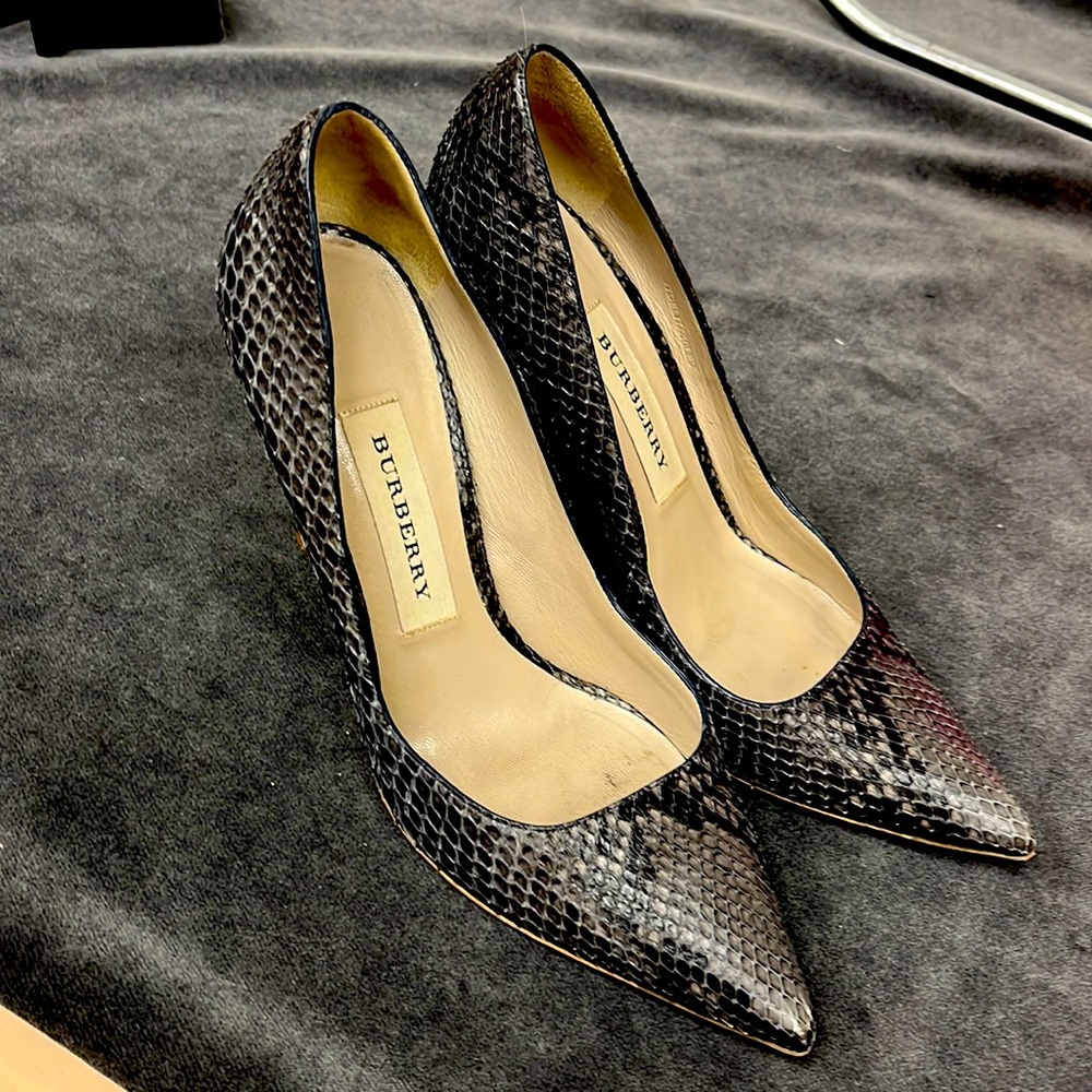 Size 37/7 Burberry authentic stiletto snake, skin heals
